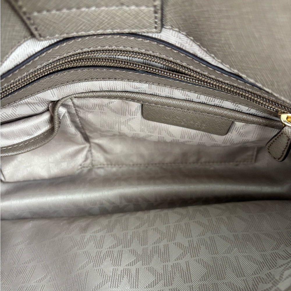 Michael Kors Elegant Tan Handbag - Picture 5 of 8